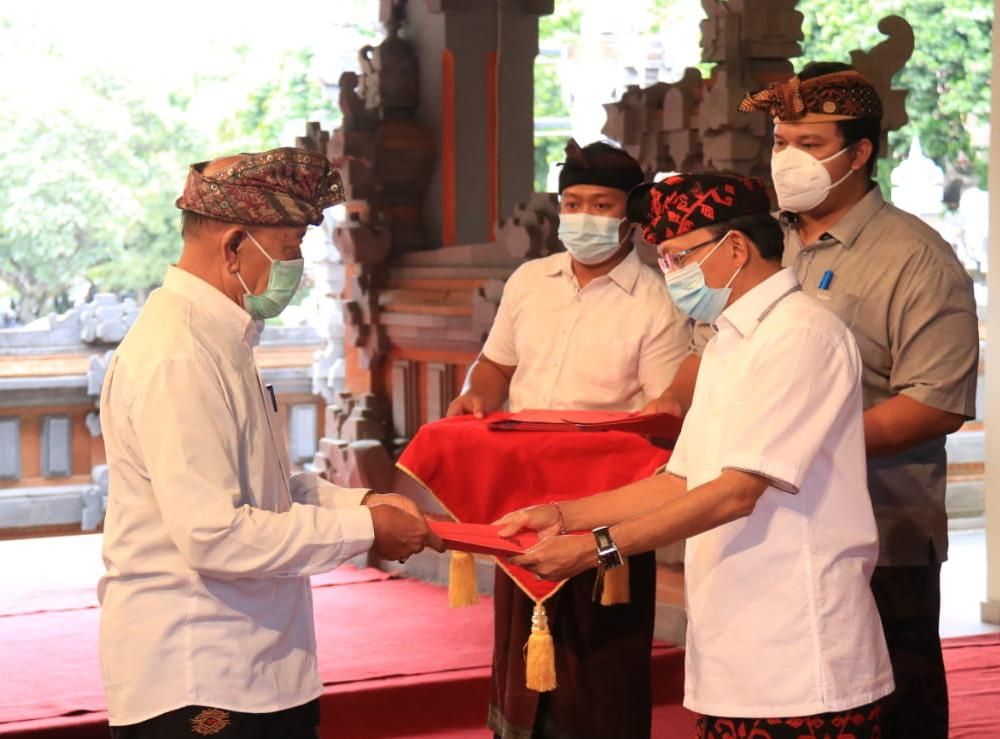 podiumnews.com-Gubernur Koster 'Suntik' Desa Adat Rp74,65 Miliar